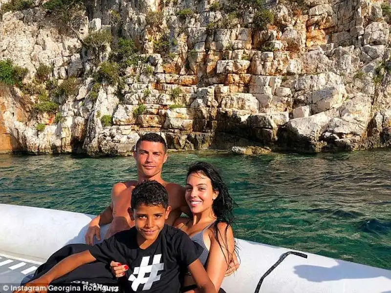 CRISTIANO RONALDO GEORGINA E FIGLIO