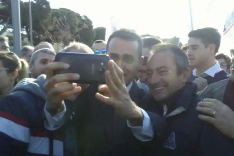 DI MAIO SI FA UN SELFIE CON ANDREA MURA