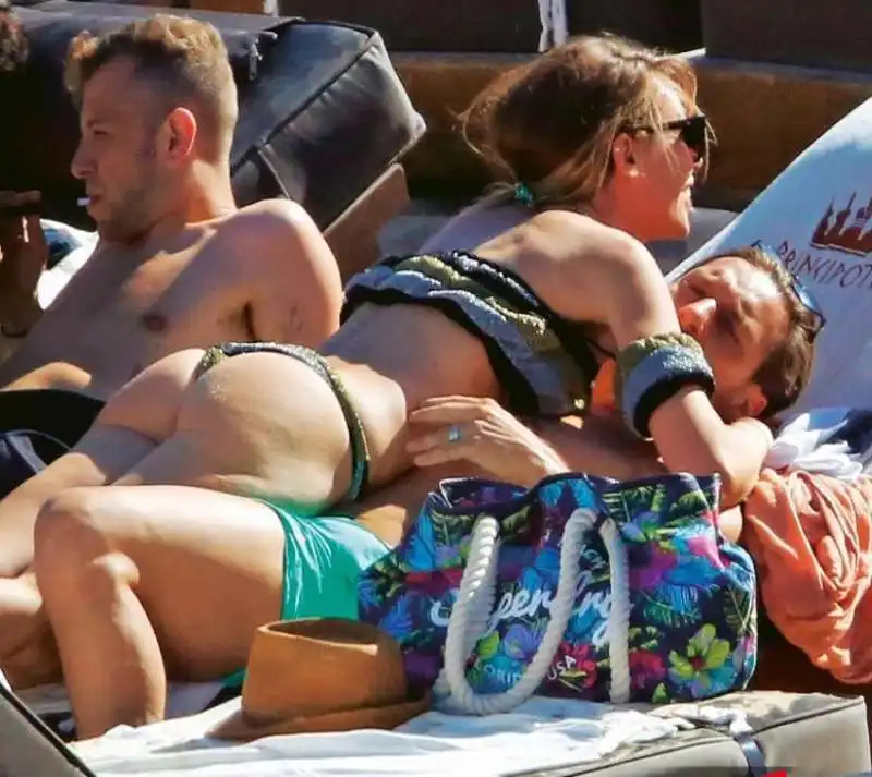 FRANCESCO TOTTI E ILARY BLASI A MYKONOS  