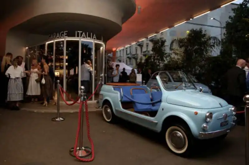 lapo elkann presenta fiat 500 spiaggina 34