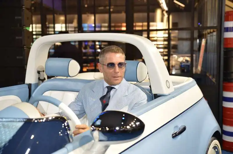 lapo elkann presenta la 500 spiaggina 1