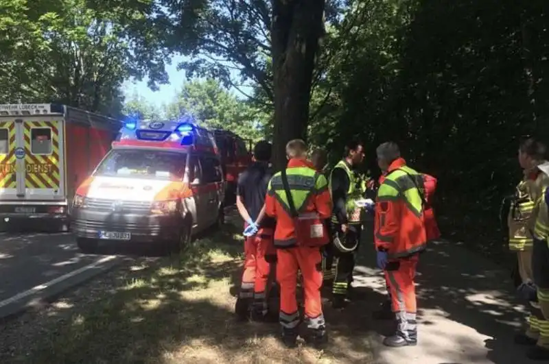 lubecca uomo accoltella passeggeri di un autobus 4