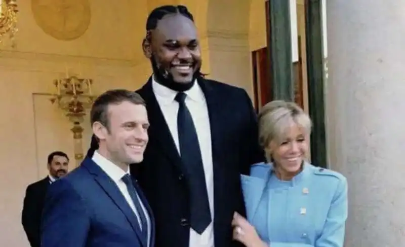 makao con emmanuel e brigitte macron