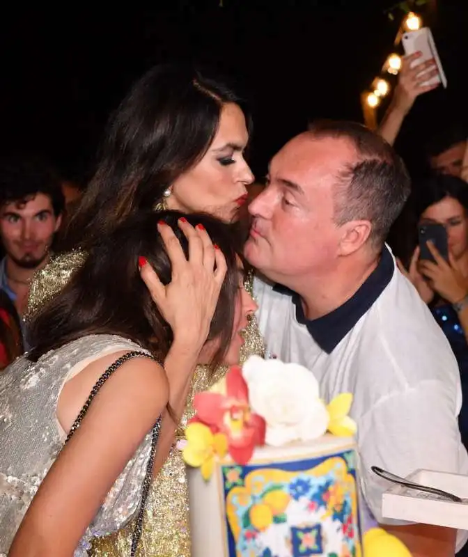 maria grazia cucinotta col marito giulio violati e la loro giulia  (3)