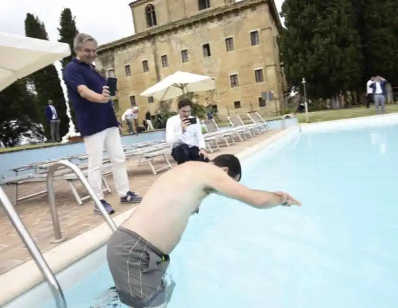 matteo salvini bagno piscina confiscata al boss 2