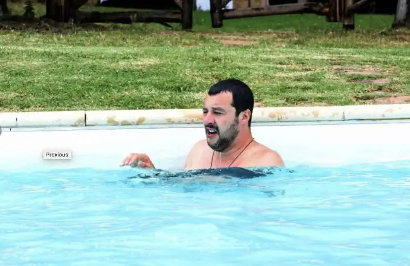 matteo salvini bagno piscina confiscata al boss 3