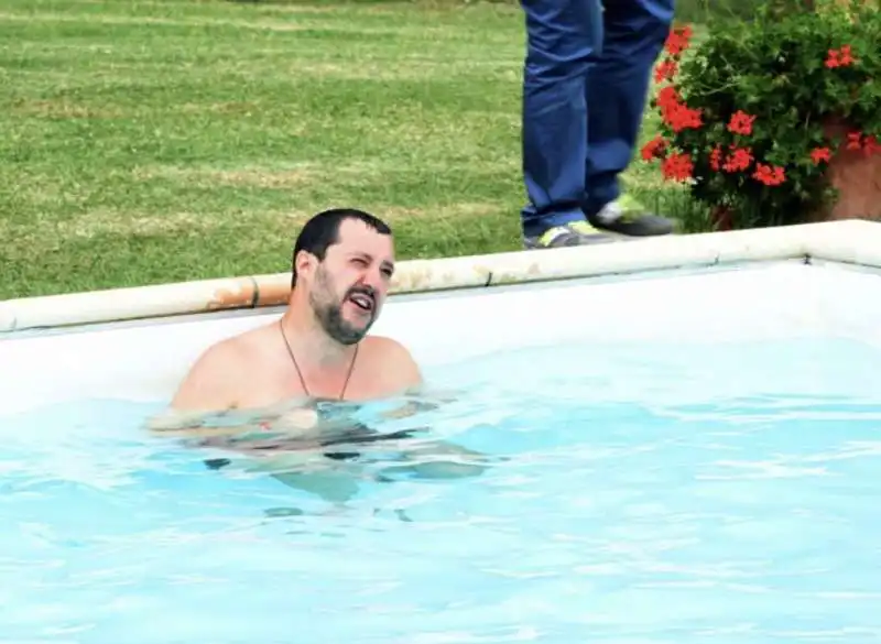 matteo salvini bagno piscina confiscata al boss 4