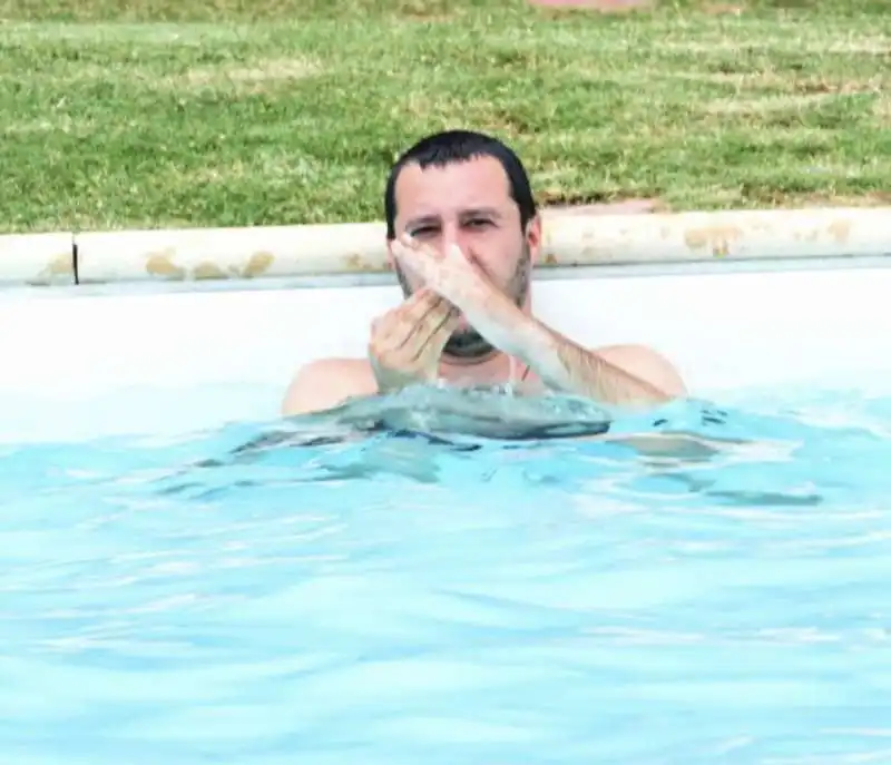 matteo salvini bagno piscina confiscata al boss 7