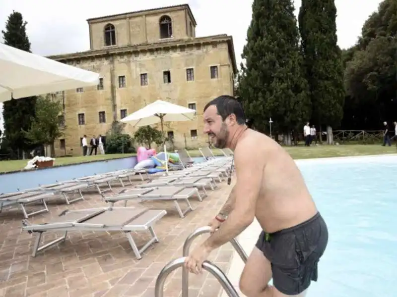 matteo salvini bagno piscina confiscata al boss 8