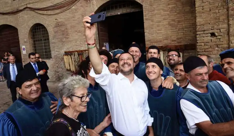 matteo salvini palio siena 3