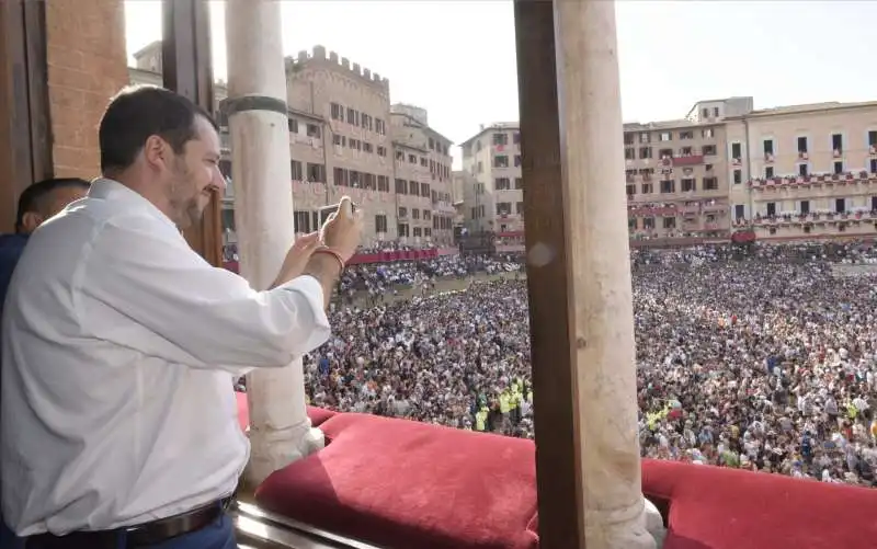 matteo salvini palio siena 5