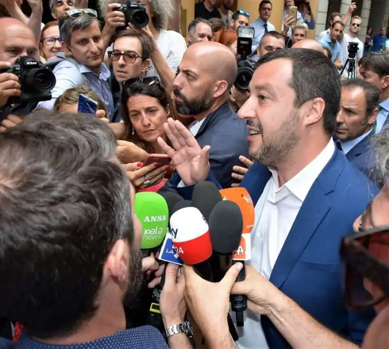 matteo salvini tra la folla