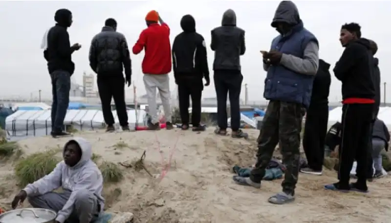 migranti spiaggia