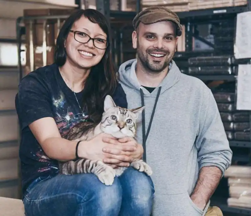 mike e megan con l'altro gatto di famiglia