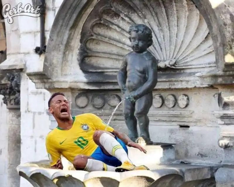 NEYMAR CON IL MANNEKEN PIS DI BRUXELLES CHE GLI PISCIA ADDOSSO