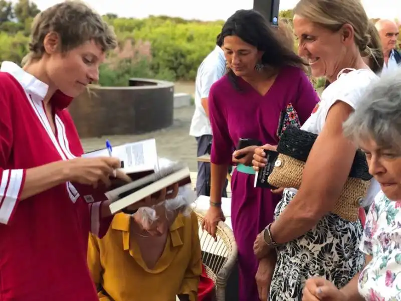 ottavia casagrande firma il libro a betti marchi e benedetta angioni