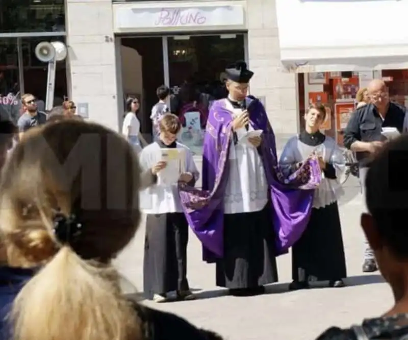 processione riparatrice per i gay a rimini 10