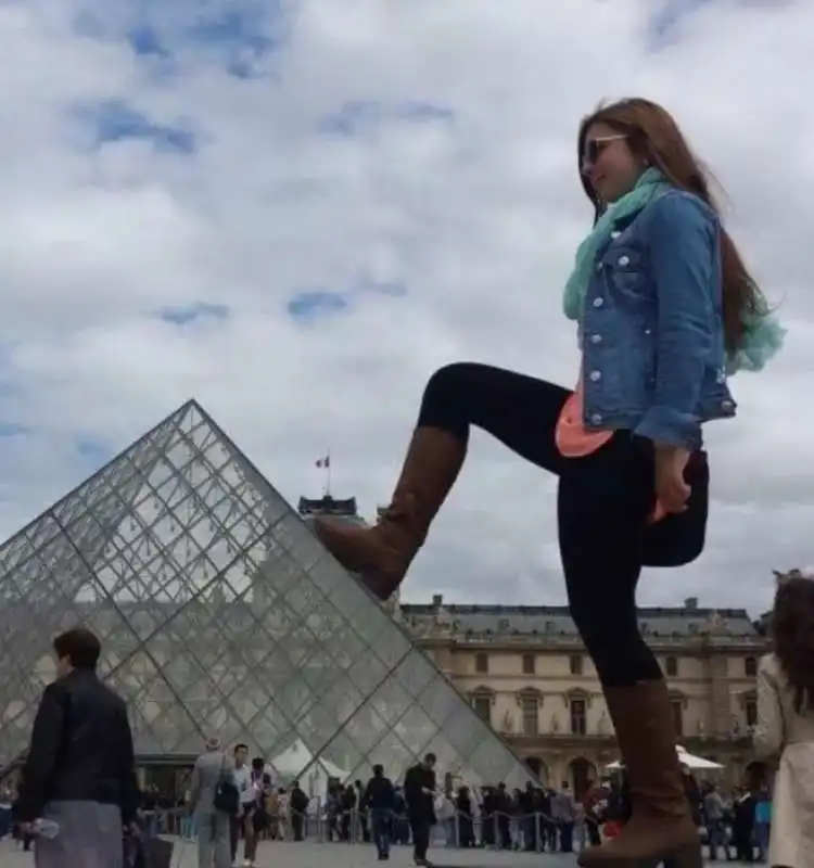 questa donna non sta per schiacciare la piramide del louvre in stile godzilla