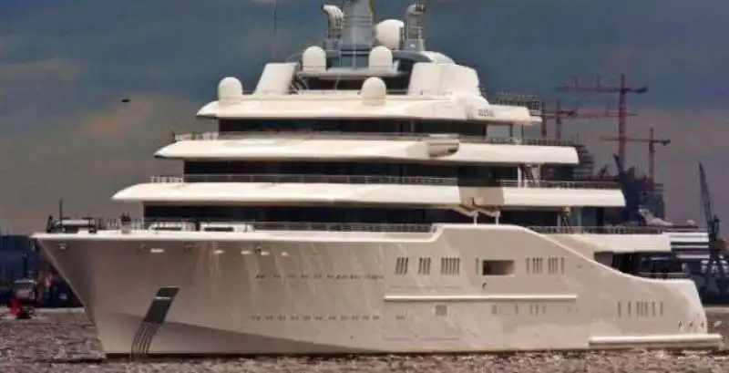 ROMAN ABRAMOVICH CON LO YACHT A CAPRI