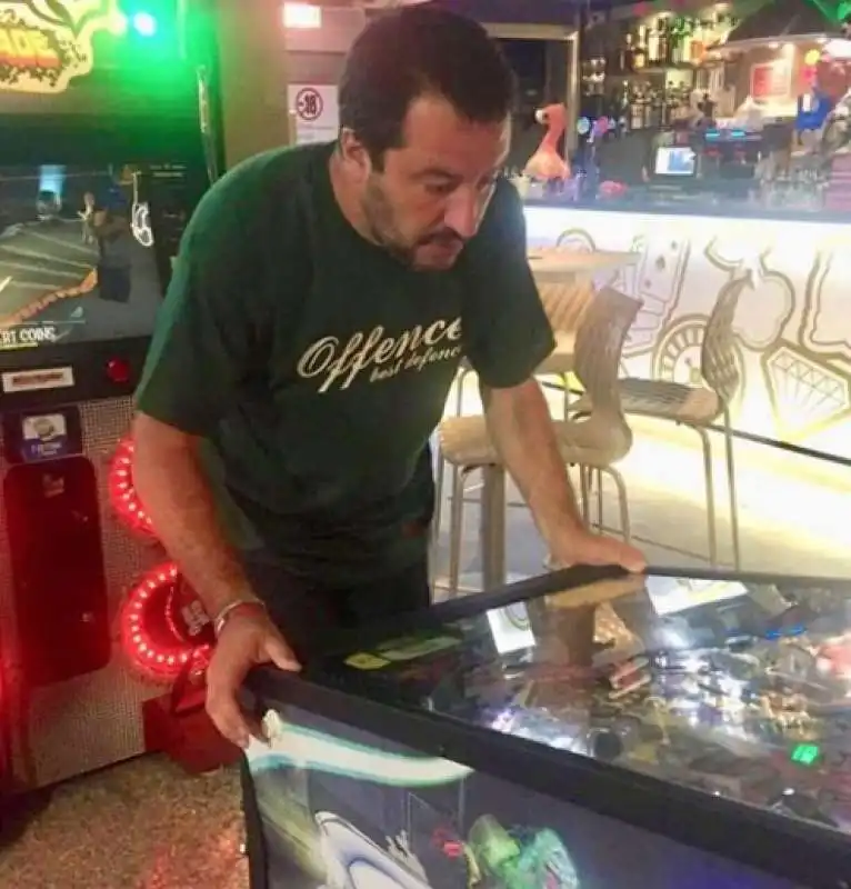 SALVINI GIOCA A FLIPPER