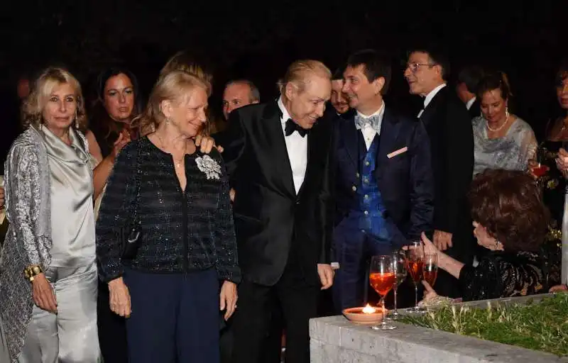 sandra carraro  renato balestra saluta gina lollobrigida