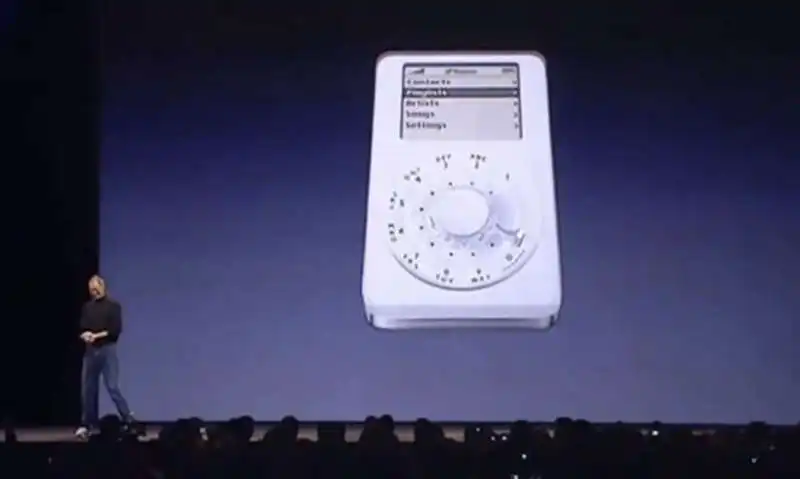 steve jobs presenta il primo iphone 10