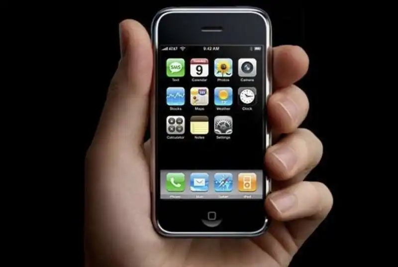 steve jobs presenta il primo iphone 14