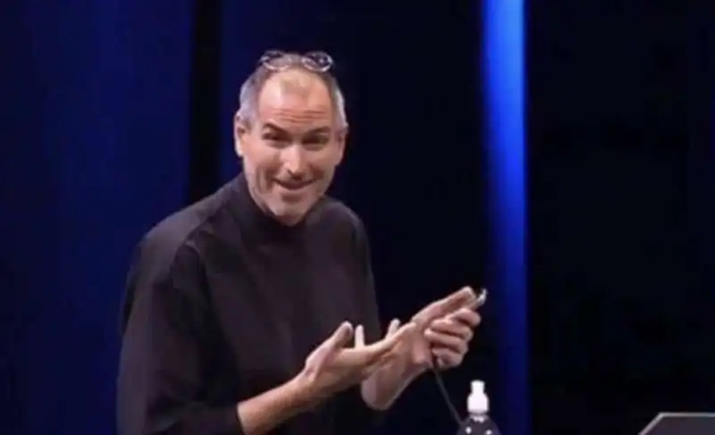 steve jobs presenta il primo iphone 3