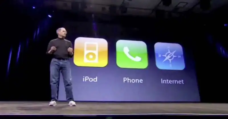 steve jobs presenta il primo iphone 4