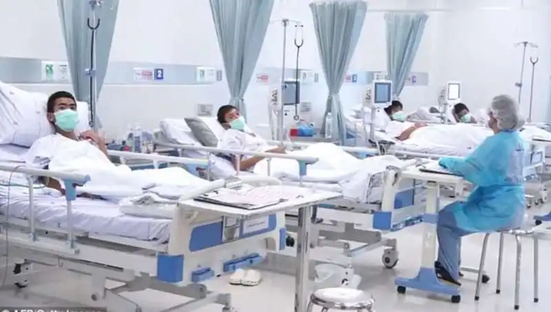 thailandia, i ragazzi salvati dall grotta in ospedale 3