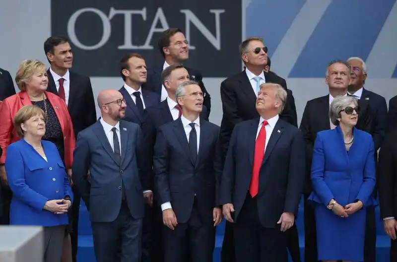 trump e i leader della nato