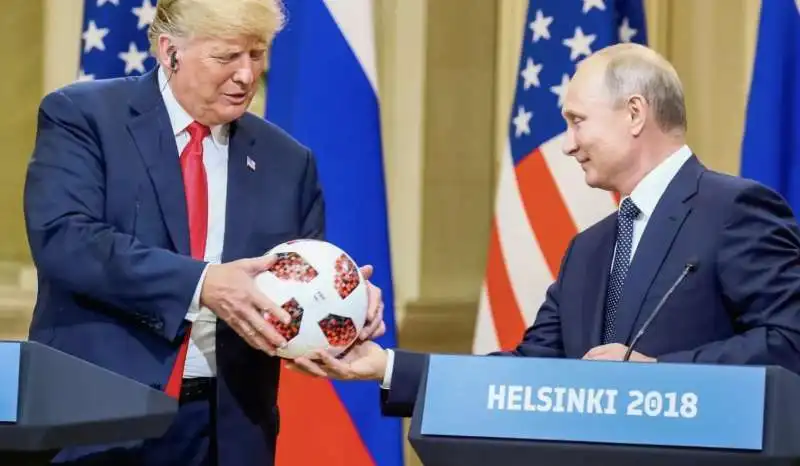 TRUMP PUTIN PALLONE