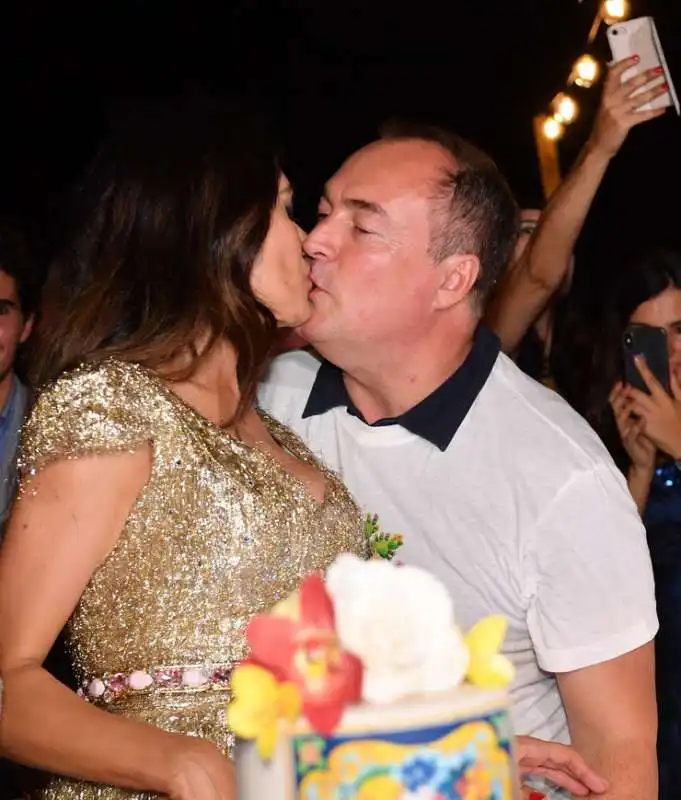 un tenero bacio tra maria grazia cucinotta e il marito giulio violati