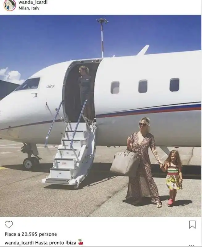 wanda nara icardi con l aereo privato lascia ibiza