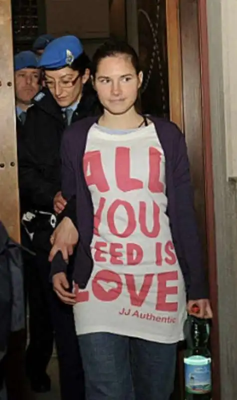 amanda knox in tribunale con la t shirt con scritto all you need is love