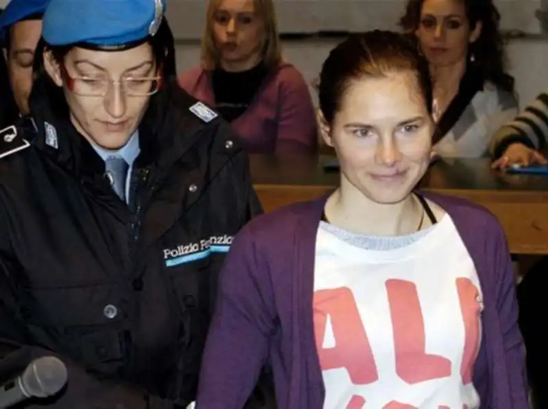 amanda knox in tribunale con la t shirt con scritto all you need is love 3