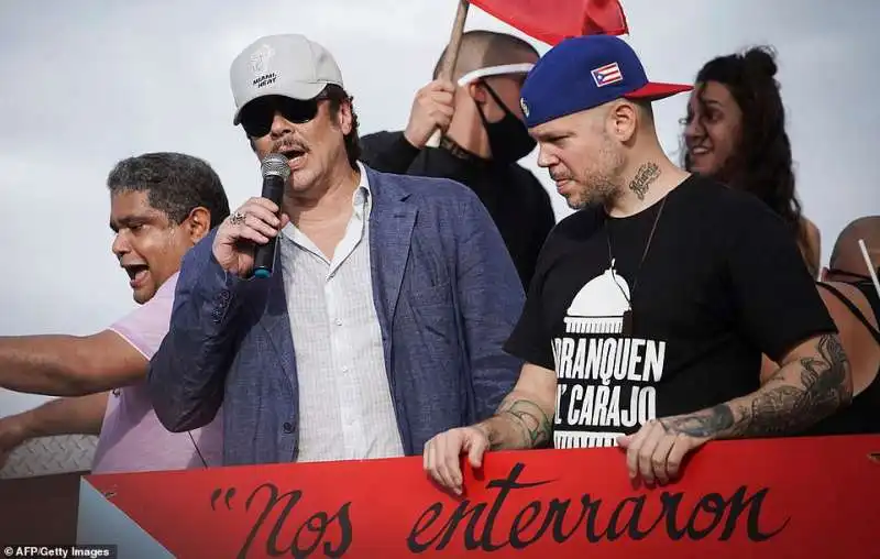 benicio del toro e residente protestano contro ricky rossello'