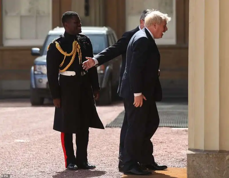 boris johnson a buckingham palace