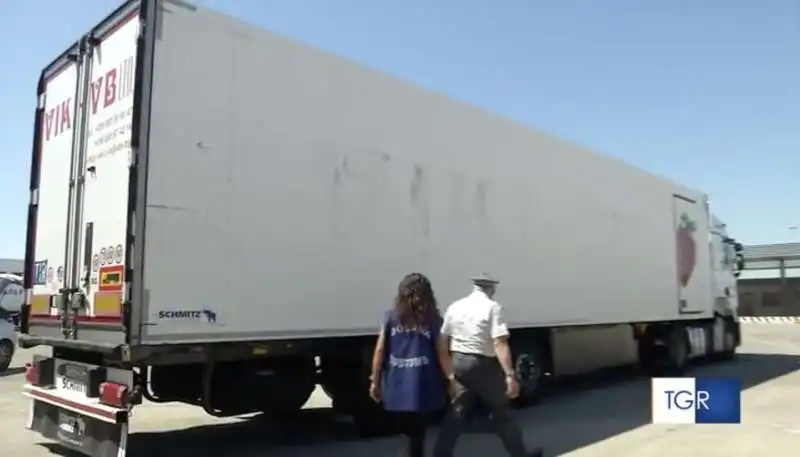 brindisi, tre migranti nella cella frigorifera di un tir 1