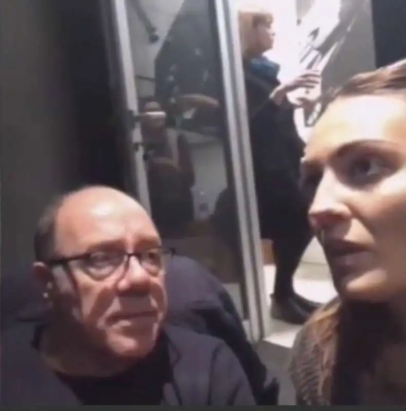 carlo verdone con francesca manzini che imita monica bellucci 3