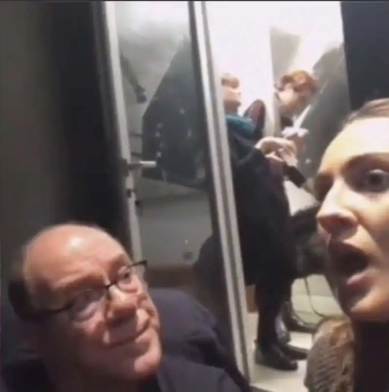 carlo verdone con francesca manzini che imita monica bellucci 4