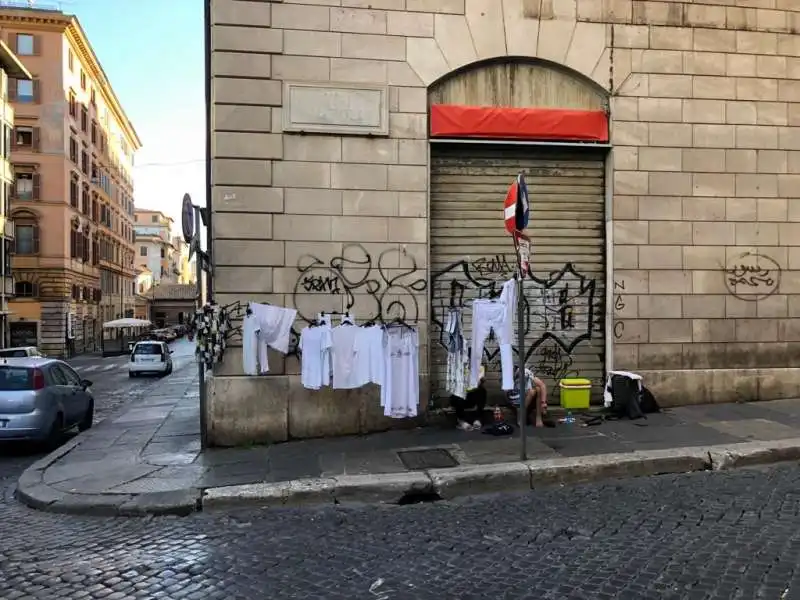 DEGRADO A ROMA - PANNI STESI IN VIA NAPOLI