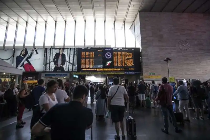 disagi e ritardi alla stazione termini dopo l'incendio a firenze rovezzano 1