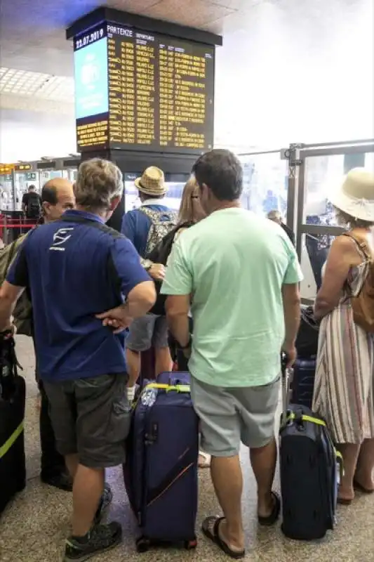 disagi e ritardi alla stazione termini dopo l'incendio a firenze rovezzano 12