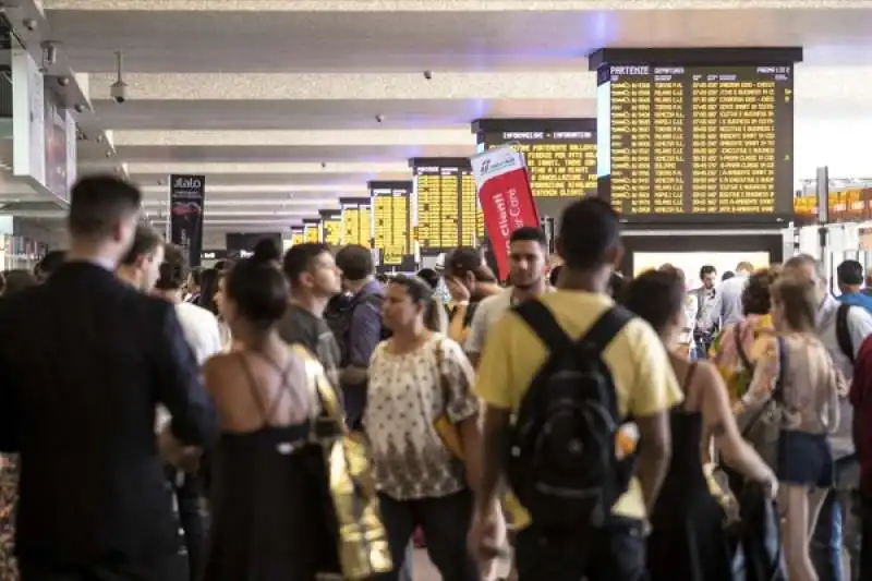 disagi e ritardi alla stazione termini dopo l'incendio a firenze rovezzano 16