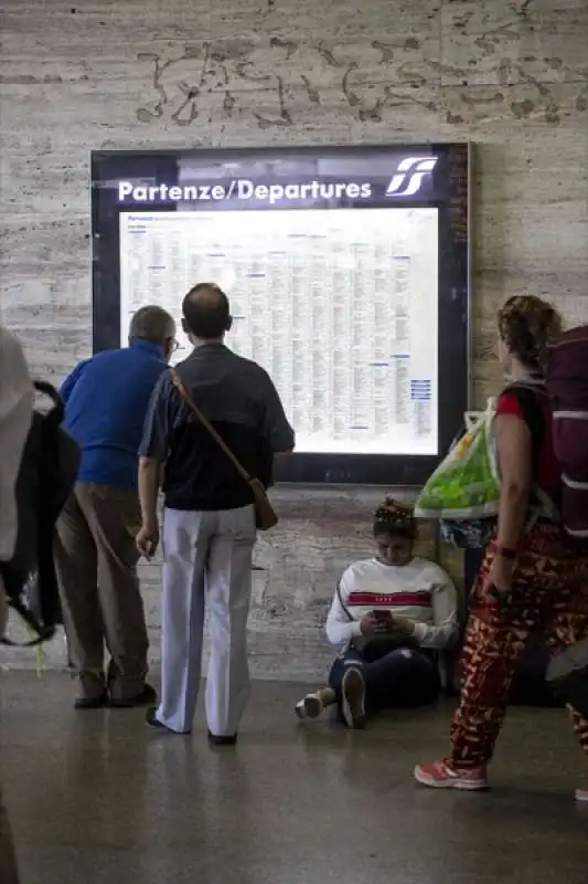 disagi e ritardi alla stazione termini dopo l'incendio a firenze rovezzano 18