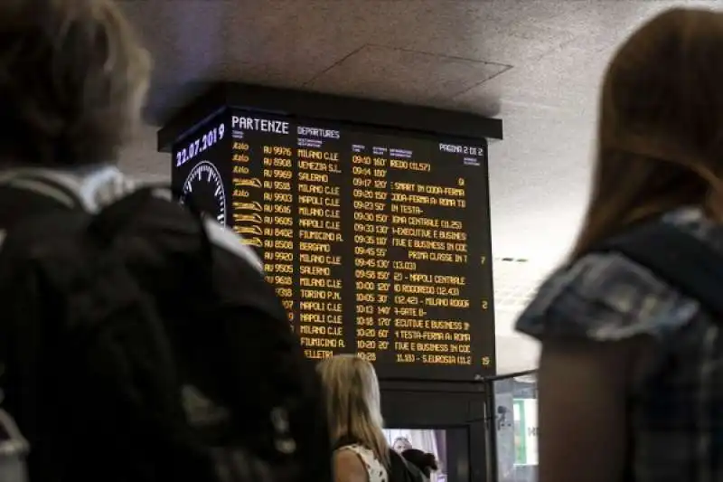 disagi e ritardi alla stazione termini dopo l'incendio a firenze rovezzano 20