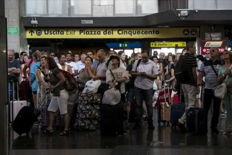 disagi e ritardi alla stazione termini dopo l'incendio a firenze rovezzano 24