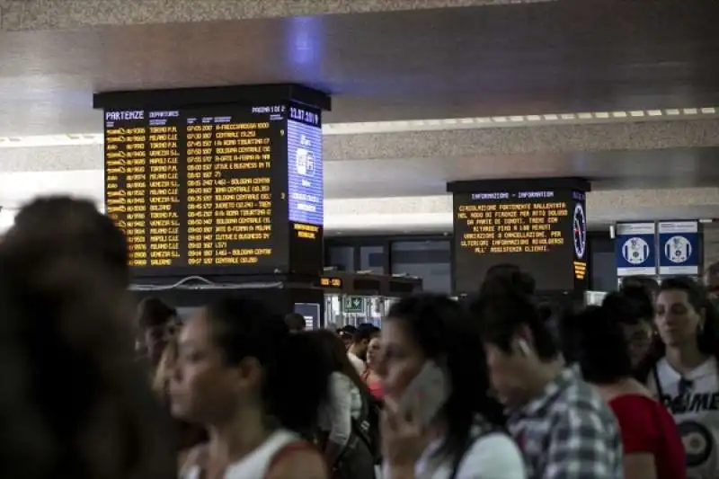 disagi e ritardi alla stazione termini dopo l'incendio a firenze rovezzano 26