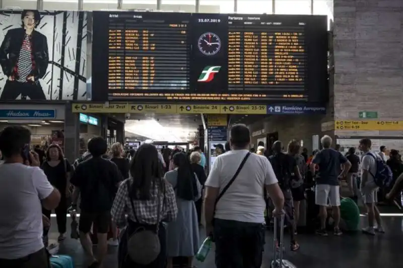 disagi e ritardi alla stazione termini dopo l'incendio a firenze rovezzano 3